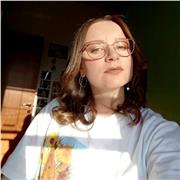 Studentessa magistrale di chimica impartisce lezioni di chimica e matematica per studenti di scuola superiore